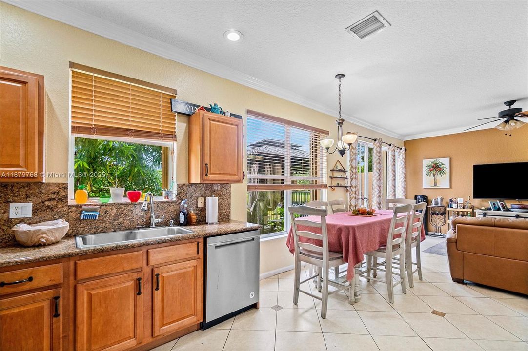 Activo con contrato: $599,000 (5 camas, 3 baños, 2677 Pies cuadrados)