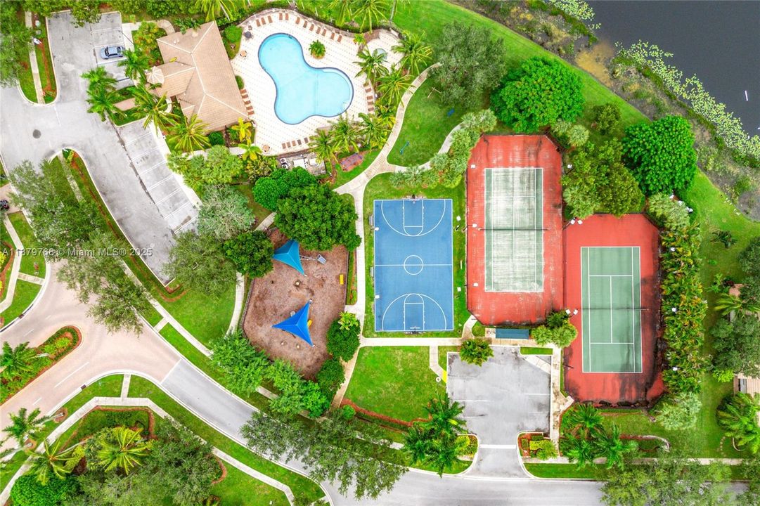 Activo con contrato: $599,000 (5 camas, 3 baños, 2677 Pies cuadrados)