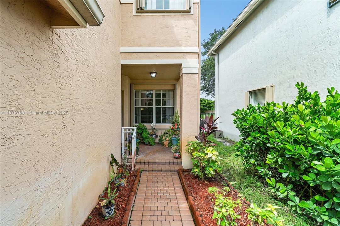 Activo con contrato: $599,000 (5 camas, 3 baños, 2677 Pies cuadrados)