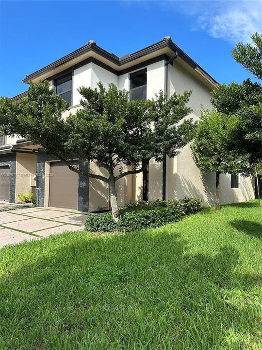 合同活跃: $3,600 (3 贝兹, 2 浴室, 0 平方英尺)