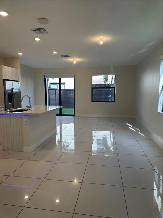 合同活跃: $3,600 (3 贝兹, 2 浴室, 0 平方英尺)