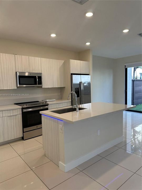 合同活跃: $3,600 (3 贝兹, 2 浴室, 0 平方英尺)