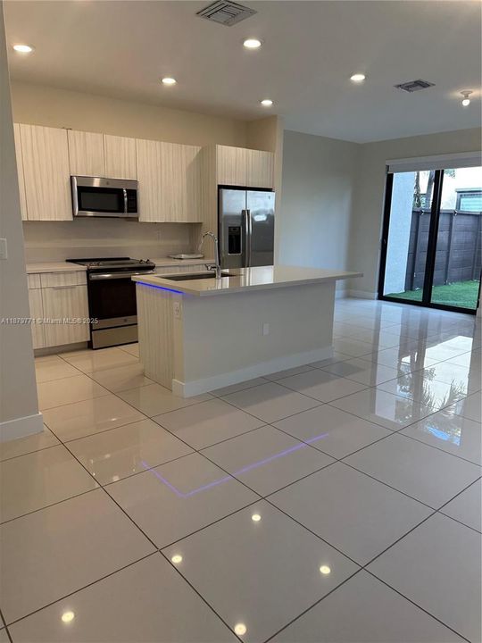 合同活跃: $3,600 (3 贝兹, 2 浴室, 0 平方英尺)