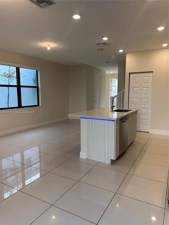 合同活跃: $3,600 (3 贝兹, 2 浴室, 0 平方英尺)