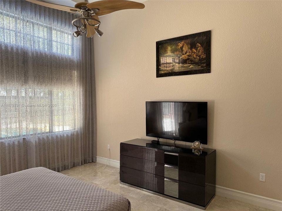 For Sale: $1,249,000 (4 beds, 3 baths, 2476 Square Feet)