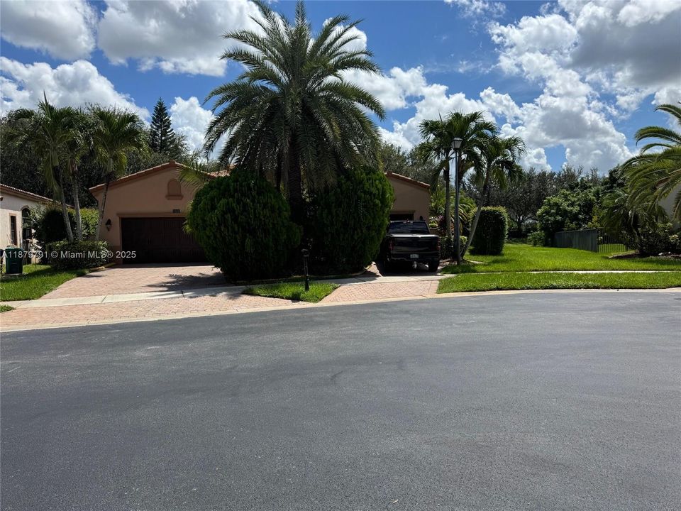 For Sale: $1,249,000 (4 beds, 3 baths, 2476 Square Feet)