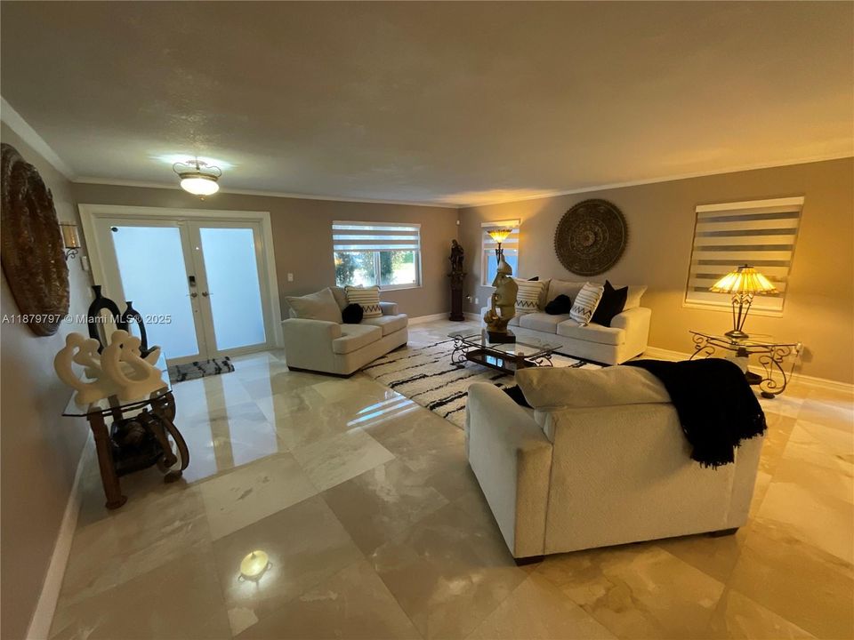 В аренду: $5,700 (6 спален, 2 ванн, 2815 Квадратных фут)