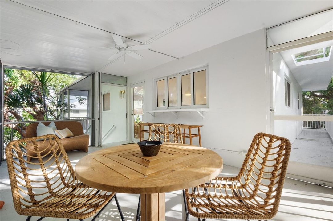 For Rent: $2,900 (2 beds, 1 baths, 1204 Square Feet)