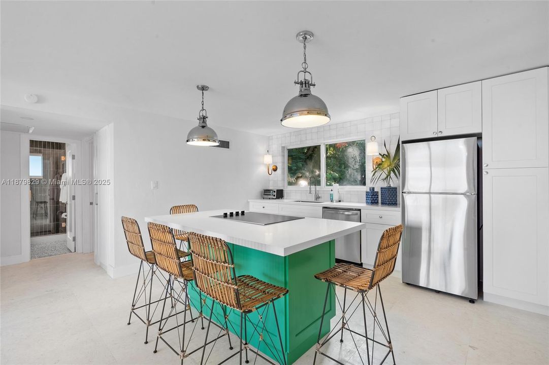 For Rent: $2,900 (2 beds, 1 baths, 1204 Square Feet)