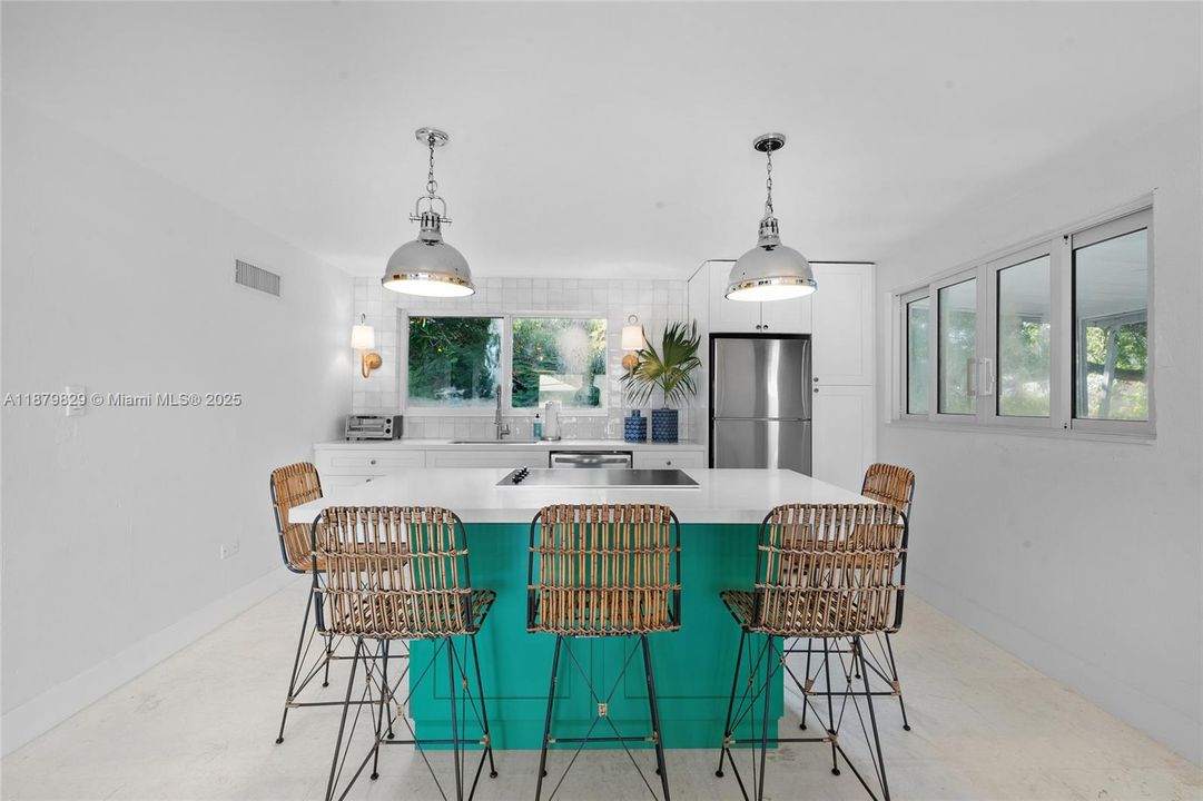 For Rent: $2,900 (2 beds, 1 baths, 1204 Square Feet)