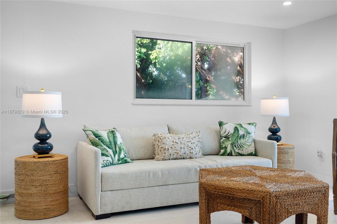 For Rent: $2,900 (2 beds, 1 baths, 1204 Square Feet)