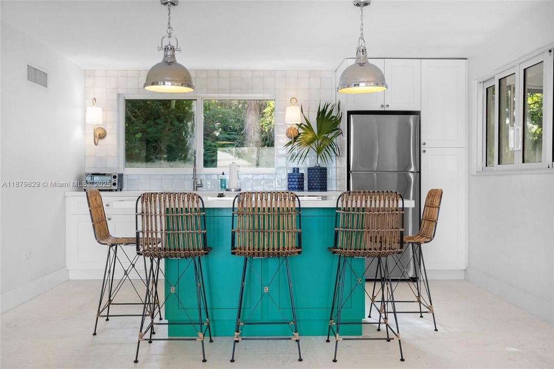 For Rent: $2,900 (2 beds, 1 baths, 1204 Square Feet)