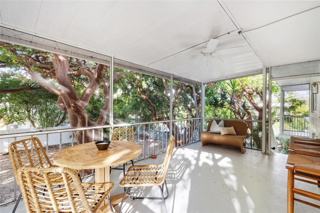 For Rent: $2,900 (2 beds, 1 baths, 1204 Square Feet)