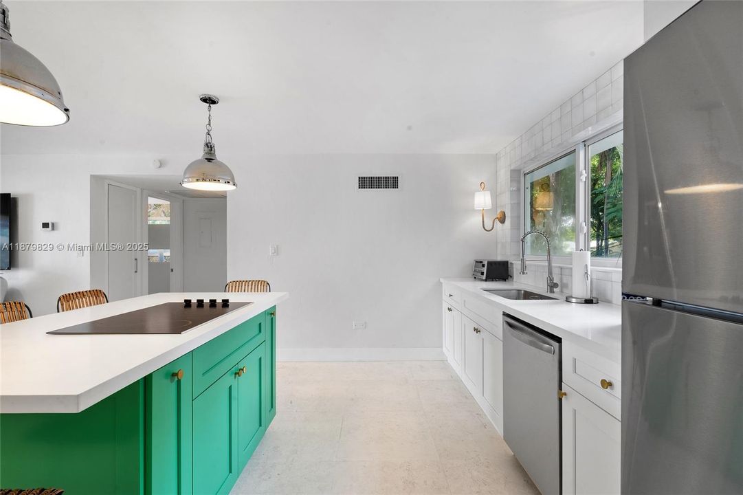 For Rent: $2,900 (2 beds, 1 baths, 1204 Square Feet)