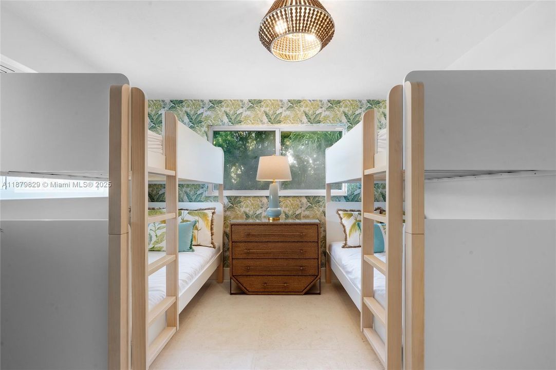 For Rent: $2,900 (2 beds, 1 baths, 1204 Square Feet)