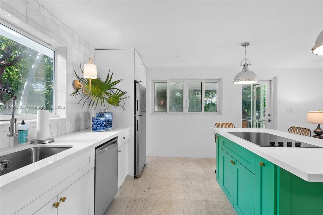 For Rent: $2,900 (2 beds, 1 baths, 1204 Square Feet)