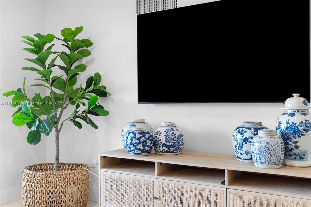 For Rent: $2,900 (2 beds, 1 baths, 1204 Square Feet)