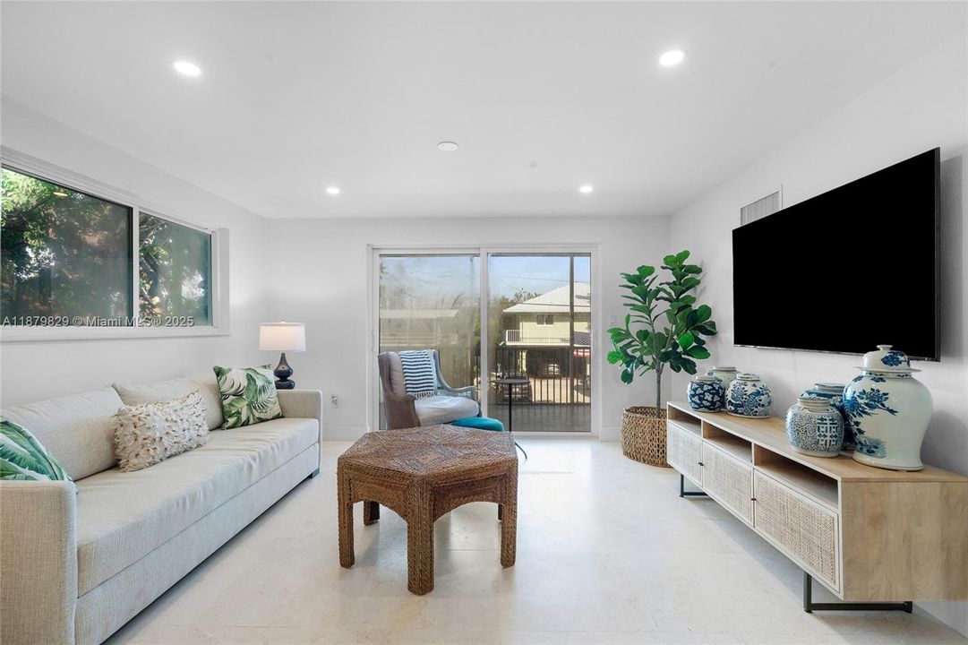 For Rent: $2,900 (2 beds, 1 baths, 1204 Square Feet)