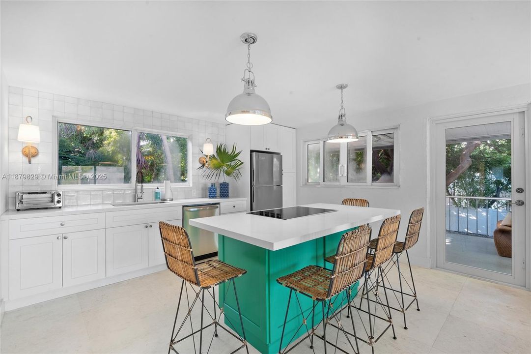 For Rent: $2,900 (2 beds, 1 baths, 1204 Square Feet)