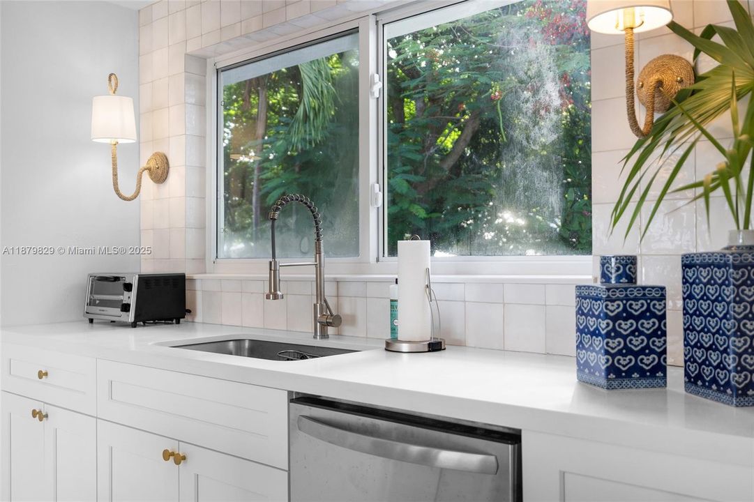 For Rent: $2,900 (2 beds, 1 baths, 1204 Square Feet)