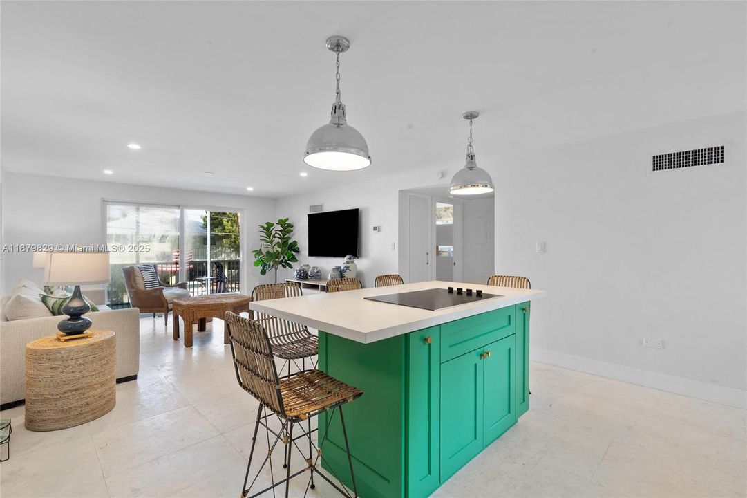 For Rent: $2,900 (2 beds, 1 baths, 1204 Square Feet)