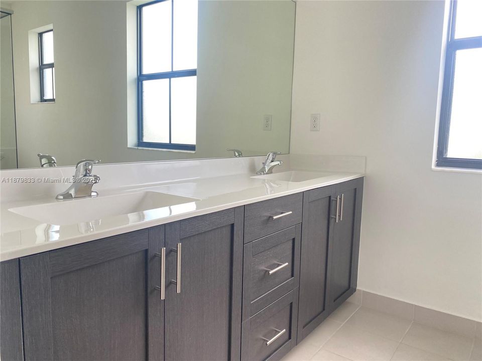 Recently Rented: $3,150 (3 beds, 2 baths, 1506 Square Feet)