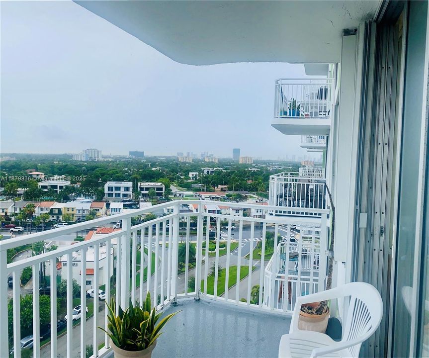 For Sale: $156,500 (1 beds, 1 baths, 855 Square Feet)