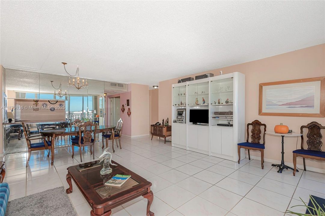 For Sale: $156,500 (1 beds, 1 baths, 855 Square Feet)