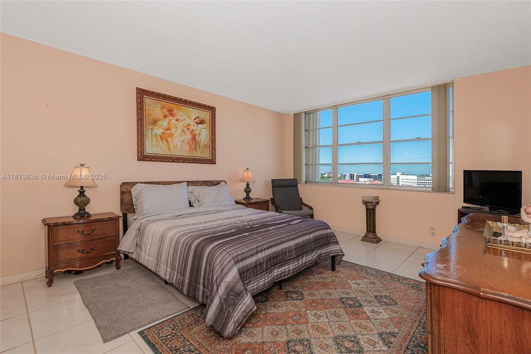 For Sale: $156,500 (1 beds, 1 baths, 855 Square Feet)