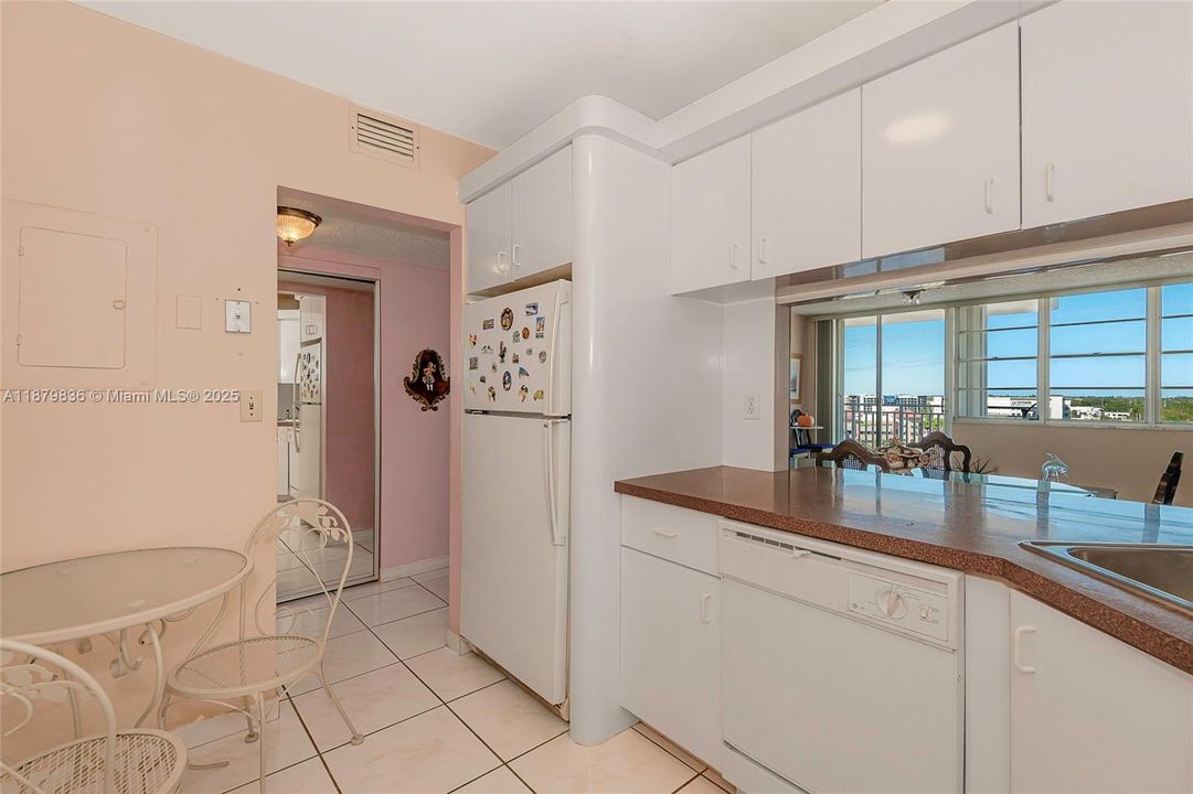 For Sale: $156,500 (1 beds, 1 baths, 855 Square Feet)
