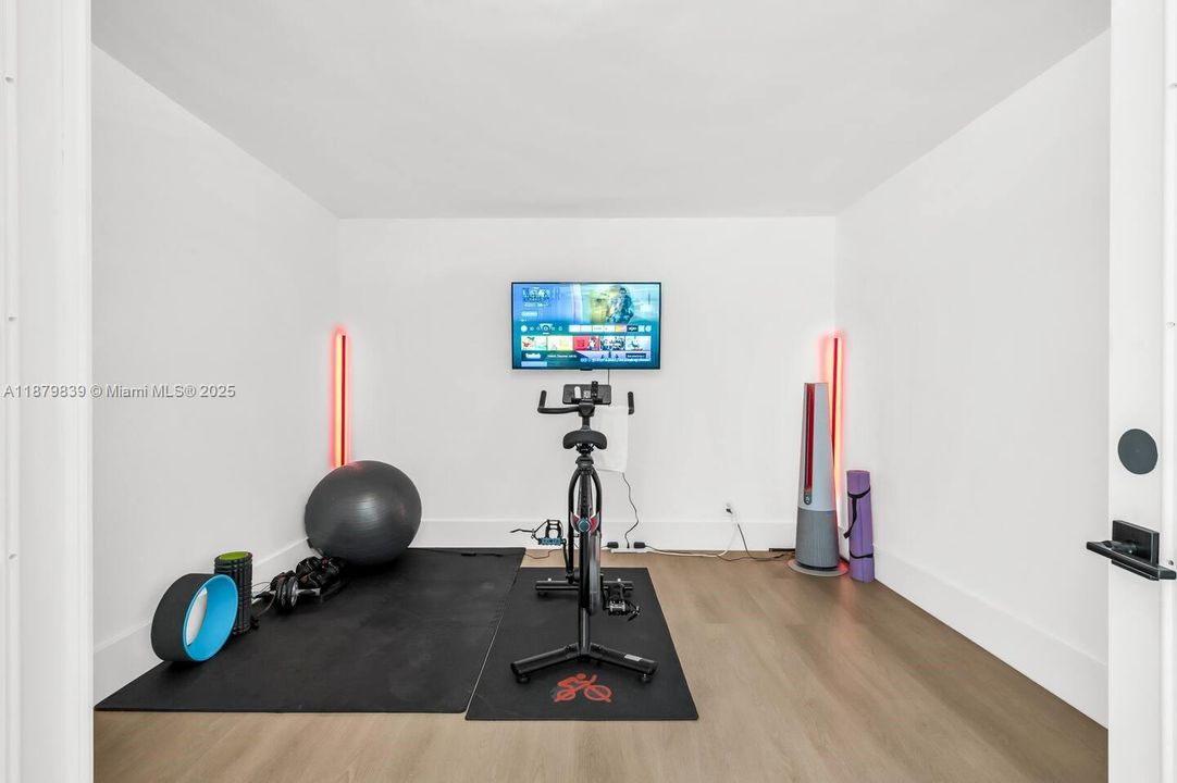 Под контрактом: $6,499 (4 спален, 2 ванн, 2440 Квадратных фут)