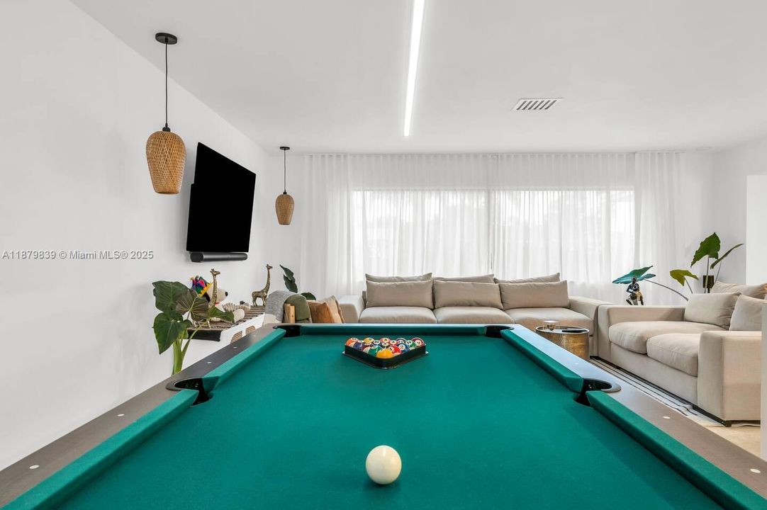 Под контрактом: $6,499 (4 спален, 2 ванн, 2440 Квадратных фут)