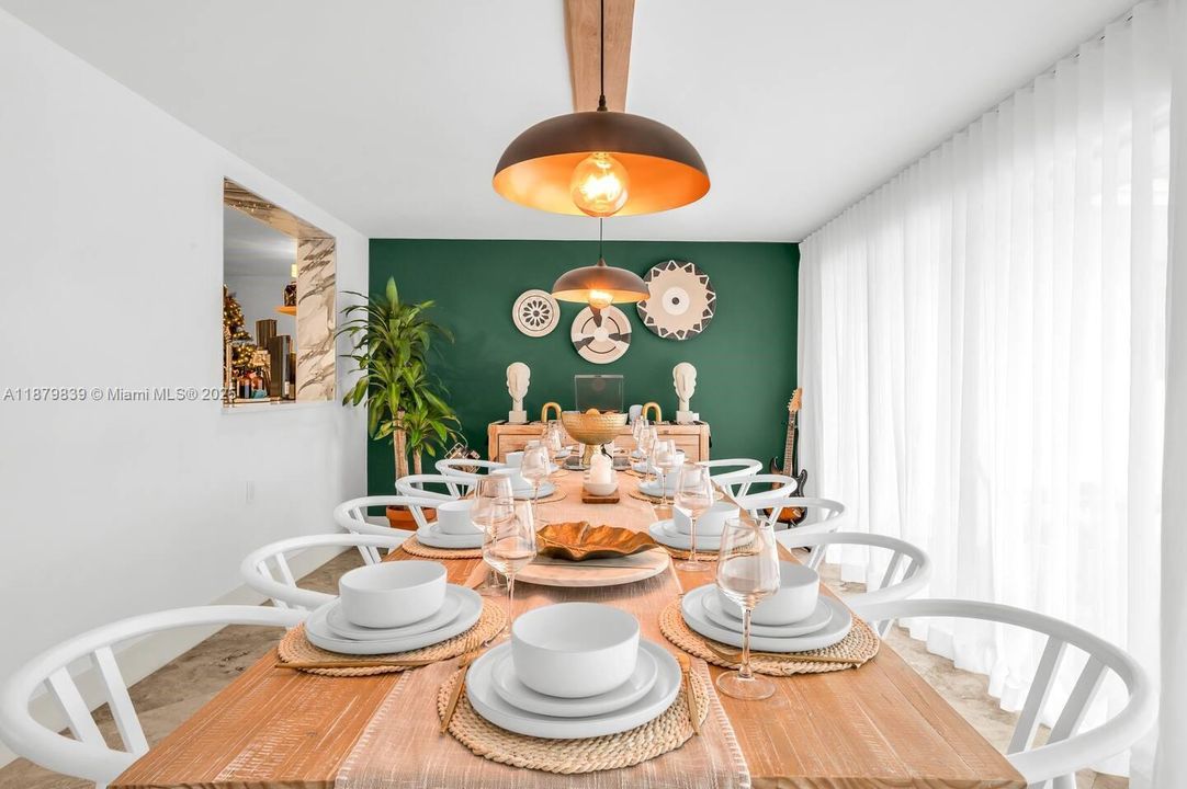 Под контрактом: $6,499 (4 спален, 2 ванн, 2440 Квадратных фут)