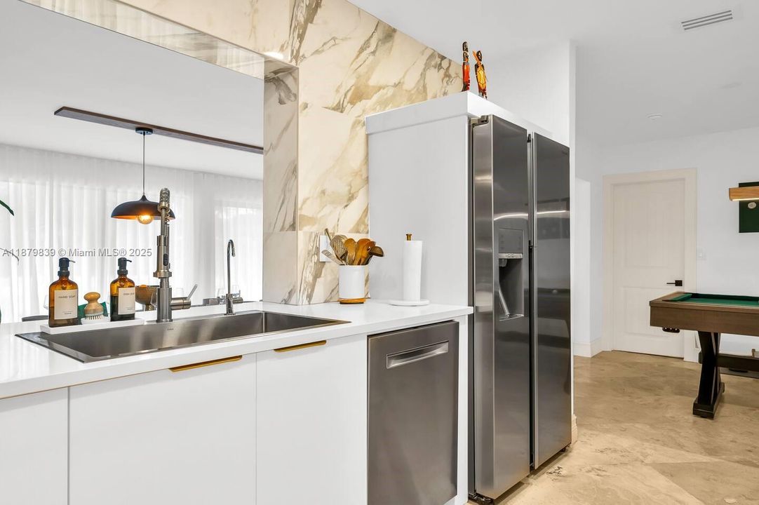 Под контрактом: $6,499 (4 спален, 2 ванн, 2440 Квадратных фут)