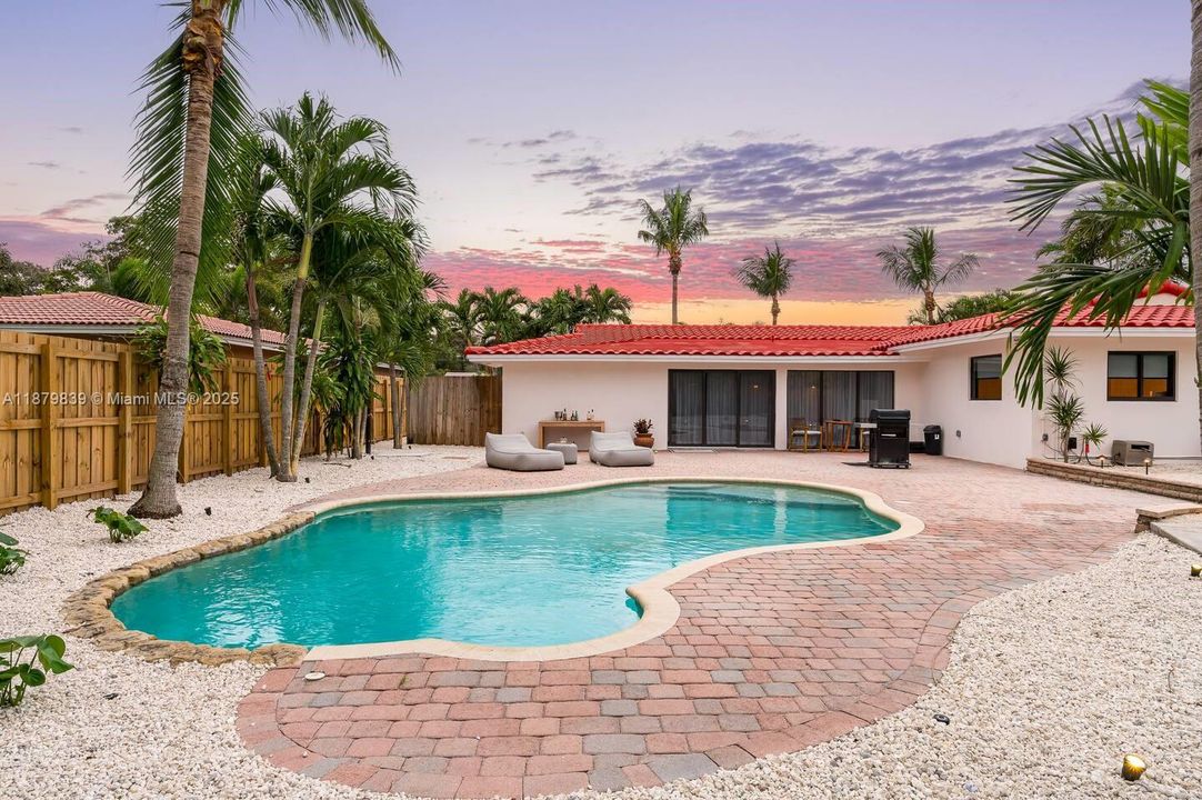 Под контрактом: $6,499 (4 спален, 2 ванн, 2440 Квадратных фут)