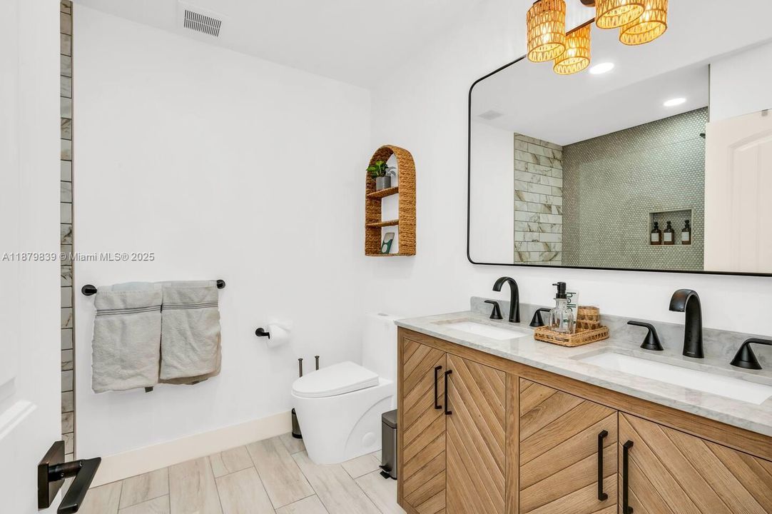 Под контрактом: $6,499 (4 спален, 2 ванн, 2440 Квадратных фут)