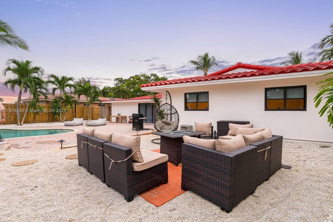 Под контрактом: $6,499 (4 спален, 2 ванн, 2440 Квадратных фут)