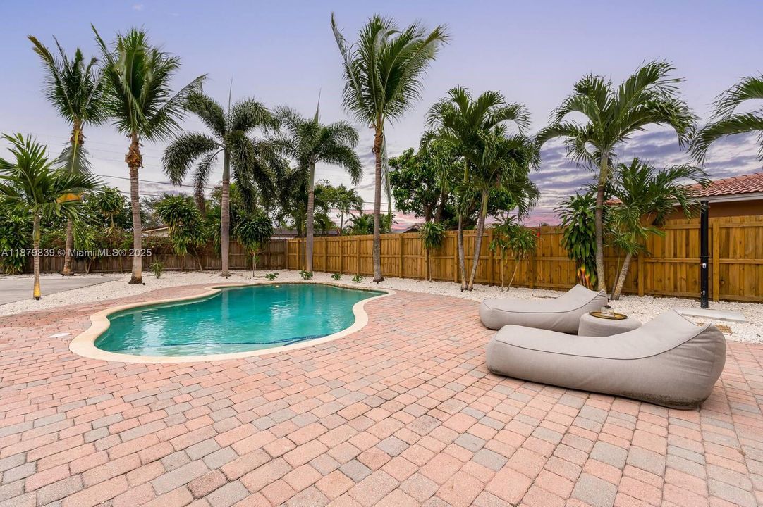 Под контрактом: $6,499 (4 спален, 2 ванн, 2440 Квадратных фут)