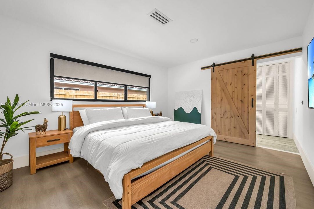 Под контрактом: $6,499 (4 спален, 2 ванн, 2440 Квадратных фут)