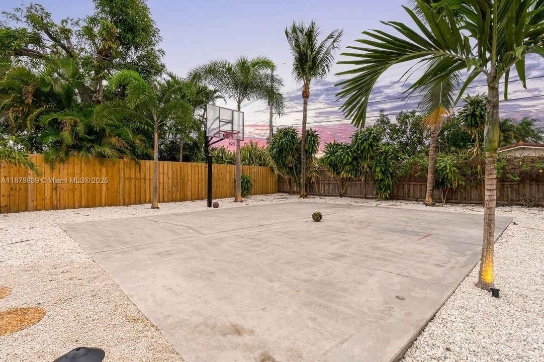 Под контрактом: $6,499 (4 спален, 2 ванн, 2440 Квадратных фут)