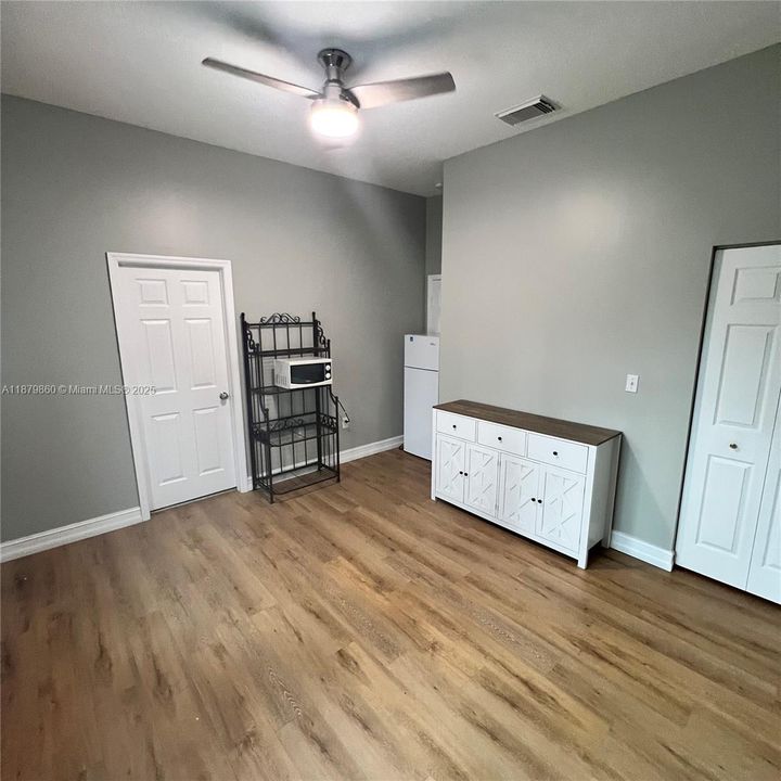 For Rent: $1,200 (1 beds, 1 baths, 500 Square Feet)