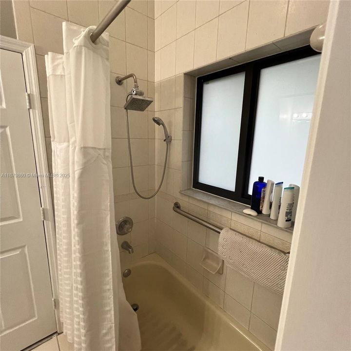 For Rent: $1,200 (1 beds, 1 baths, 500 Square Feet)