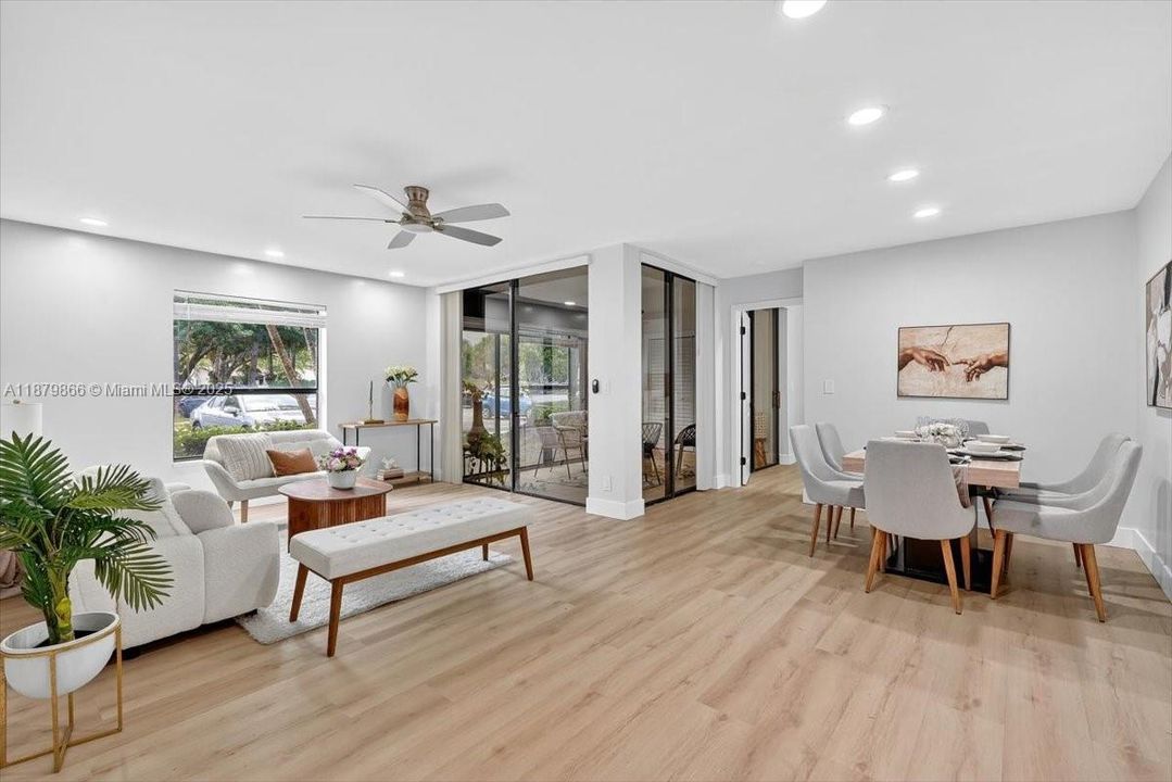 Active With Contract: $239,990 (2 beds, 2 baths, 978 Square Feet)