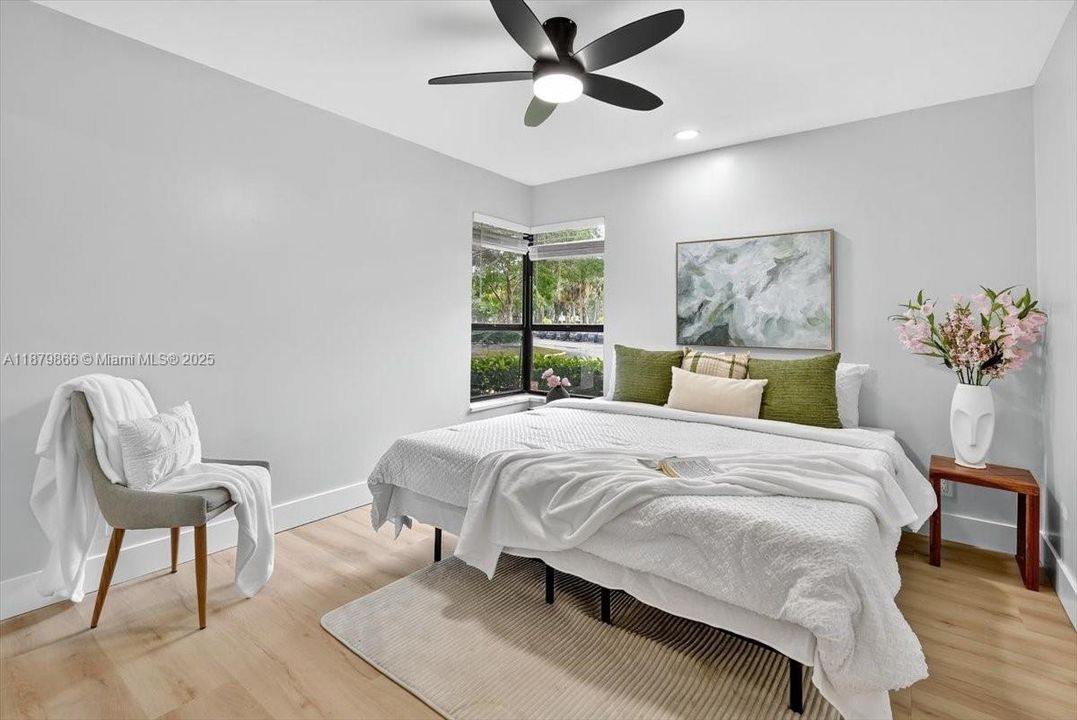 Active With Contract: $239,990 (2 beds, 2 baths, 978 Square Feet)