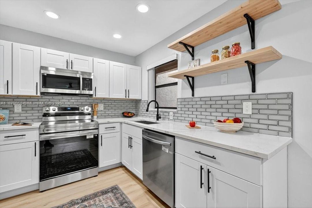 Active With Contract: $239,990 (2 beds, 2 baths, 978 Square Feet)