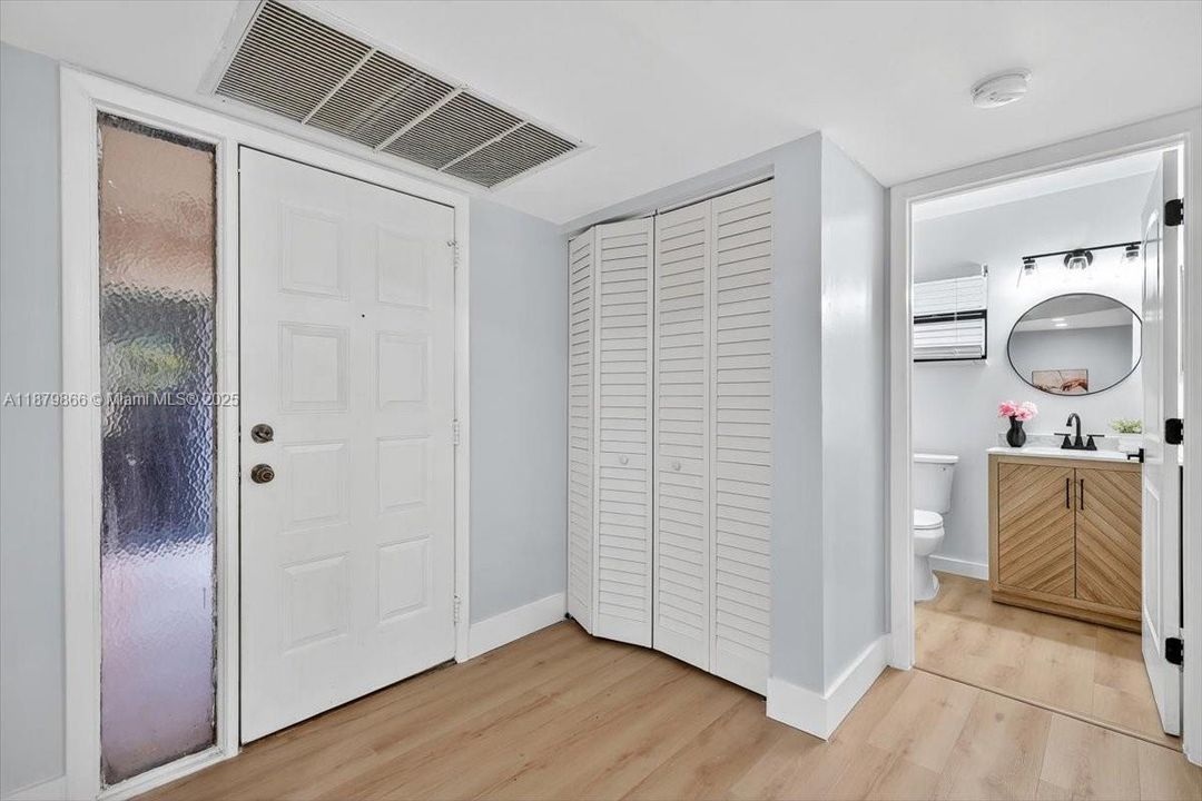 Active With Contract: $239,990 (2 beds, 2 baths, 978 Square Feet)