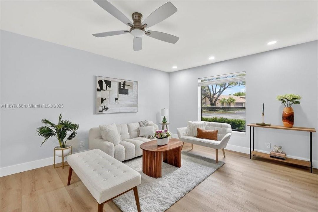 Active With Contract: $239,990 (2 beds, 2 baths, 978 Square Feet)