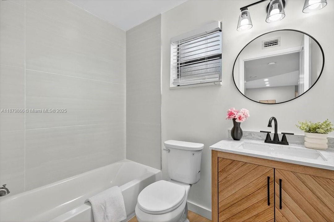 Active With Contract: $239,990 (2 beds, 2 baths, 978 Square Feet)