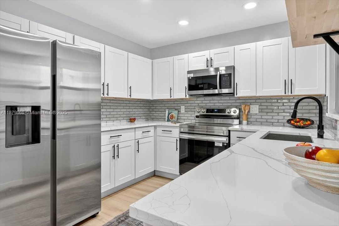 Active With Contract: $239,990 (2 beds, 2 baths, 978 Square Feet)