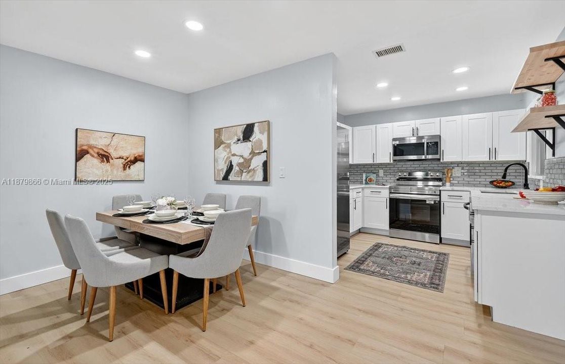 Active With Contract: $239,990 (2 beds, 2 baths, 978 Square Feet)